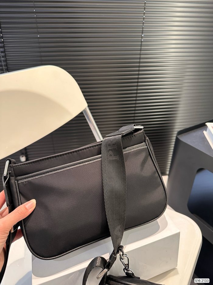 超奇跡の入荷☆ プラダ 激安偽物 PRADA ナイロンツーインワン