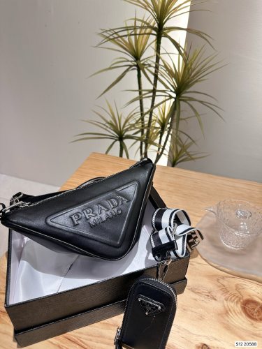 入手困難 プラダ 激安通販 PRADA 三角バッグ