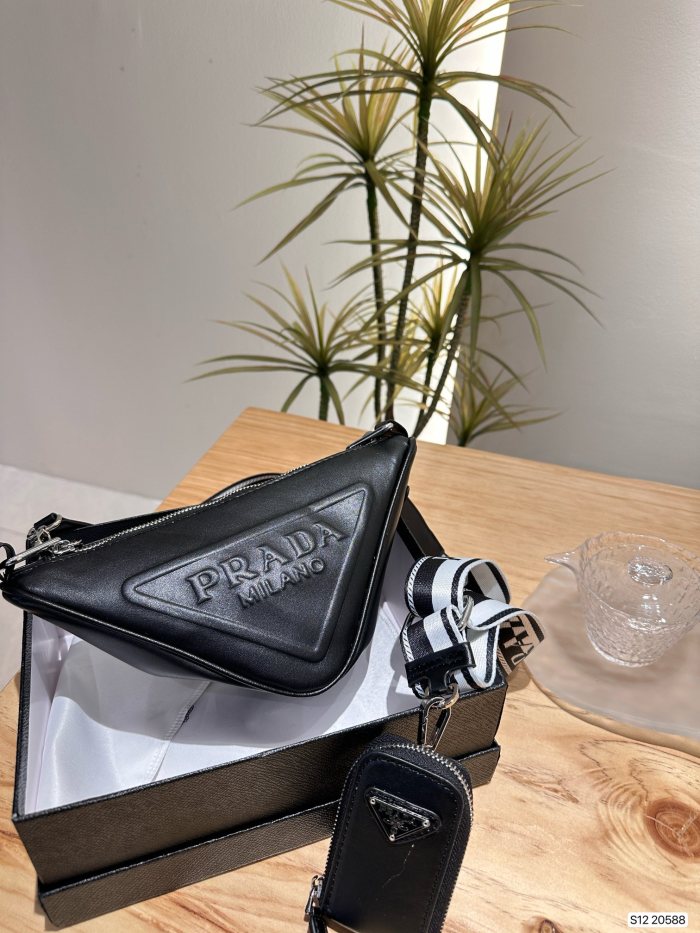 入手困難 プラダ 激安通販 PRADA 三角バッグ