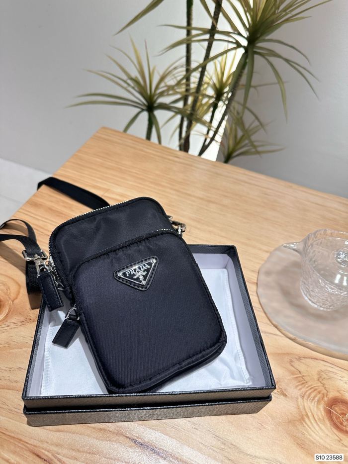 累積売上総額第１位！プラダ コピーおすすめ PRADA ナイロン携帯電話バッグ