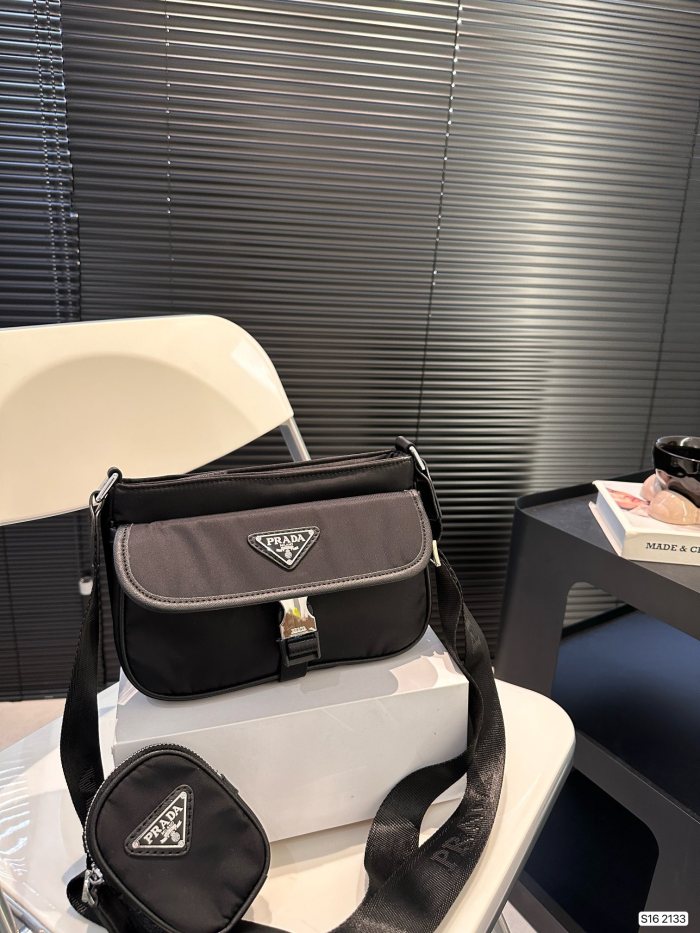 超奇跡の入荷☆ プラダ 激安偽物 PRADA ナイロンツーインワン