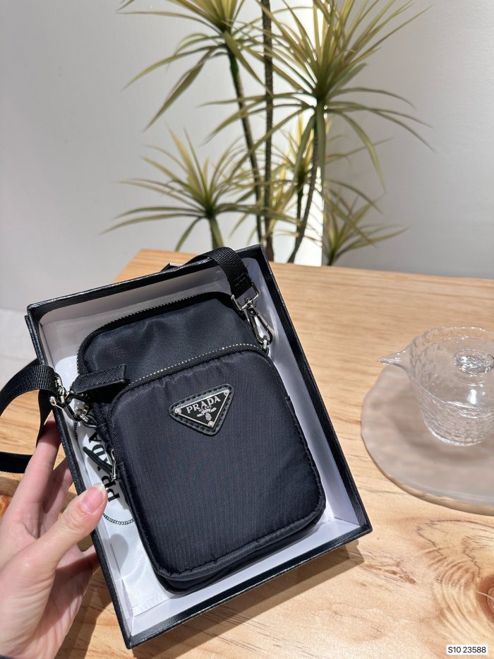 累積売上総額第１位！プラダ コピーおすすめ PRADA ナイロン携帯電話バッグ