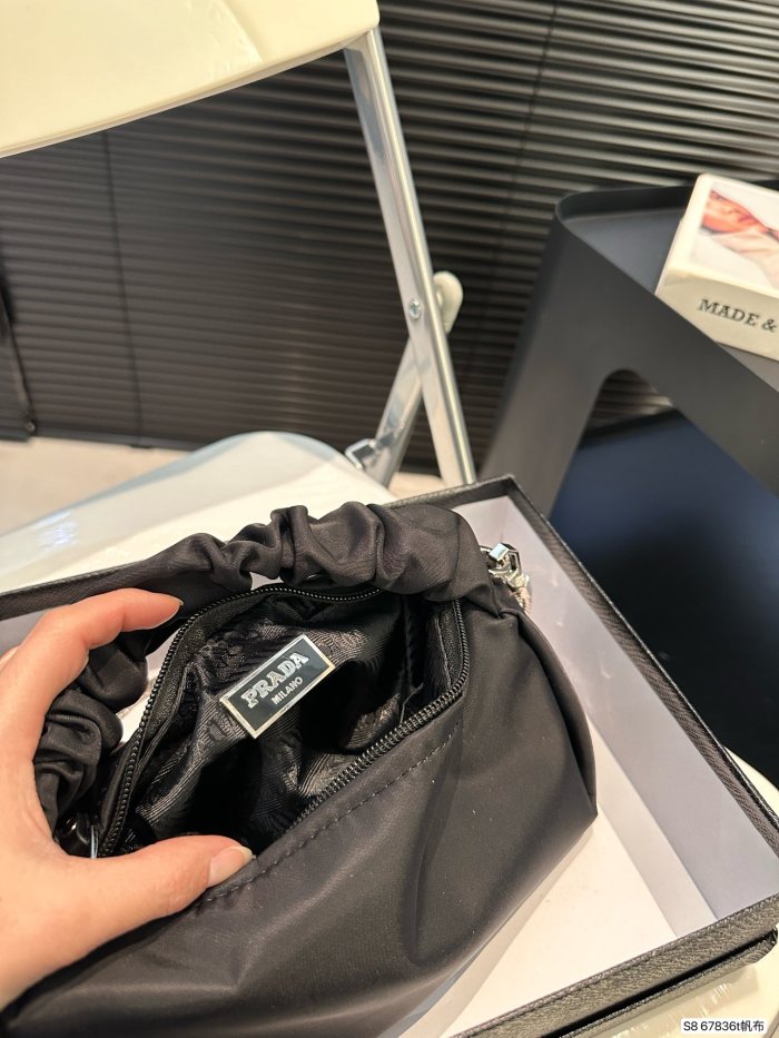 日本未入荷 プラダ 偽物通販 PRADA ショルダーバック