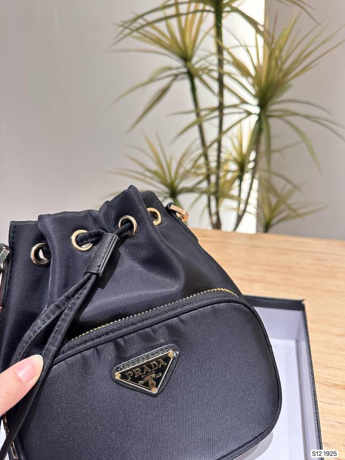 使い勝手良し プラダ 激安偽物 PRADA の綱引きバケツバッグ
