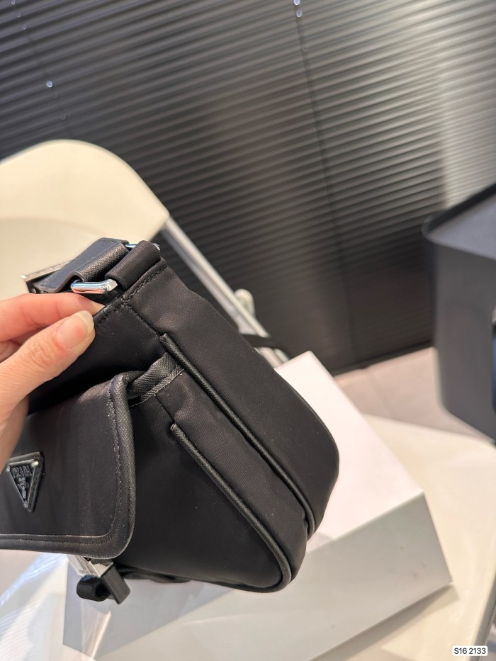 超奇跡の入荷☆ プラダ 激安偽物 PRADA ナイロンツーインワン