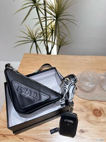入手困難 プラダ 激安通販 PRADA 三角バッグ
