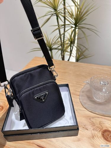 累積売上総額第１位！プラダ コピーおすすめ PRADA ナイロン携帯電話バッグ