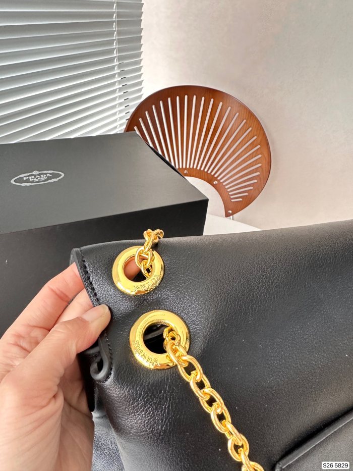 使い勝手良し プラダ n級品 PRADAチェーンハンドバッグ