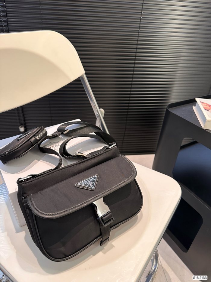 超奇跡の入荷☆ プラダ 激安偽物 PRADA ナイロンツーインワン