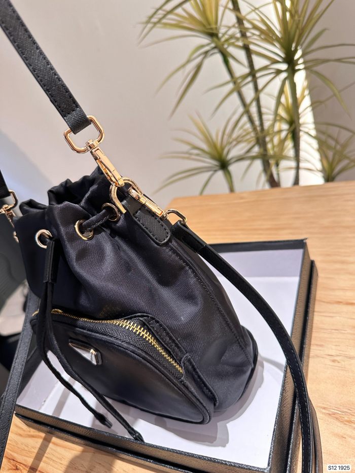 使い勝手良し プラダ 激安偽物 PRADA の綱引きバケツバッグ