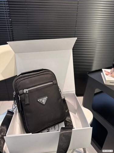 新作 プラダ n級品 PRADA ナイロンカメラバッグ