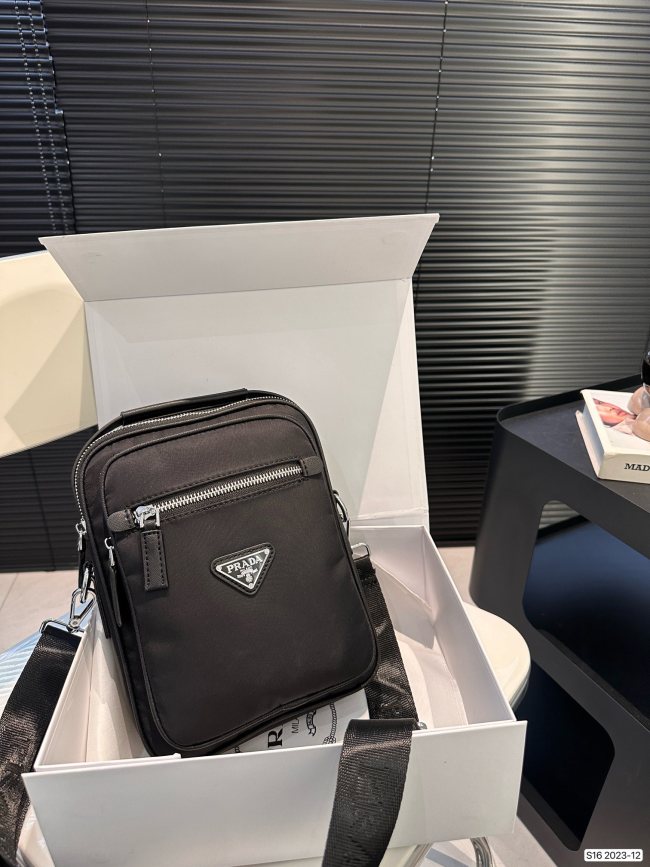 新作 プラダ n級品 PRADA ナイロンカメラバッグ