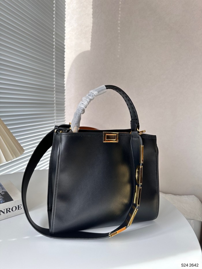 超奇跡の入荷☆ フェンディ コピーおすすめ Peekaboo子猫バッグ