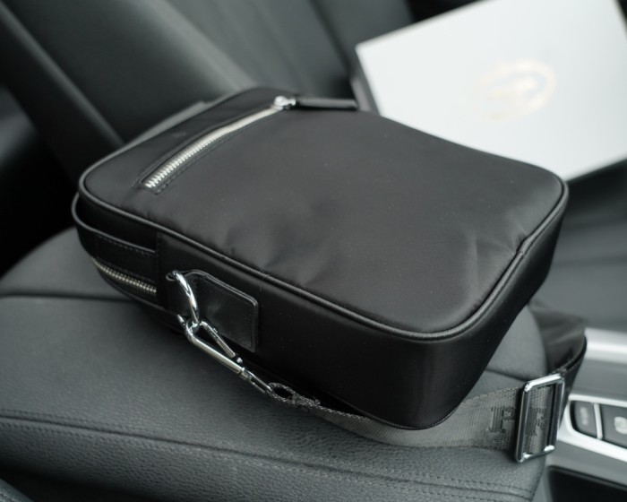 新作 プラダ コピー PRADA 片肩クロスバッグ