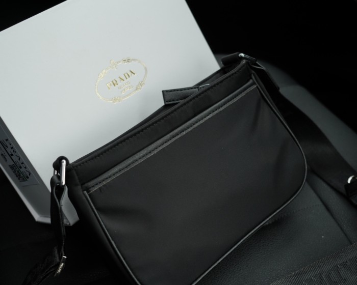 【話題商品！】プラダ 偽物通販 PRADA 片肩クロスバッグ