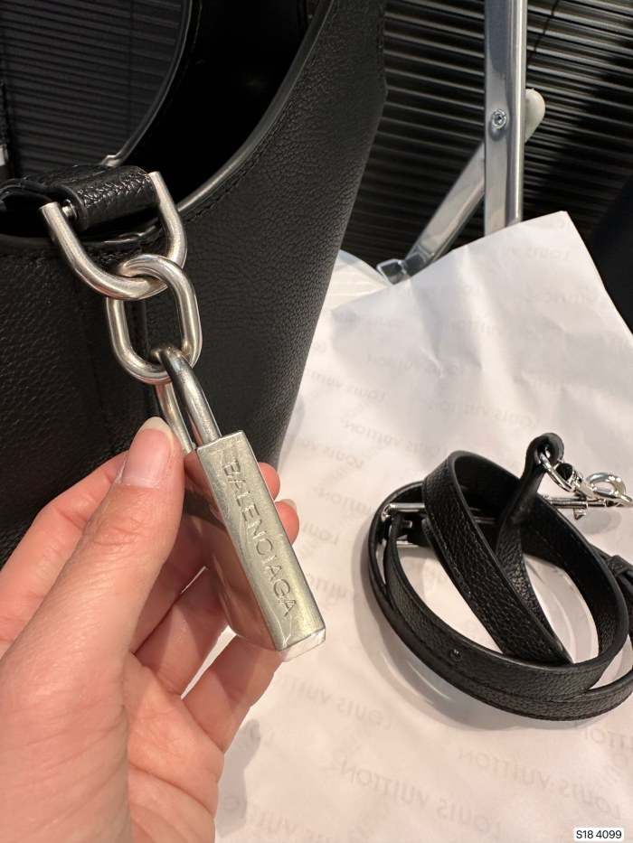 追跡付 バレンシアガ コピー Balenciaga のロックバッグ