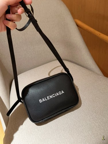 日本未入荷 バレンシアガ 偽物通販 Balenciaga クラシックカメラバッグ