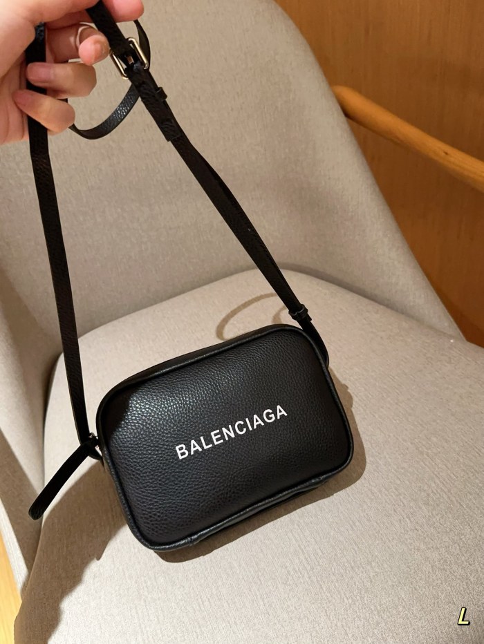 日本未入荷 バレンシアガ 偽物通販 Balenciaga クラシックカメラバッグ