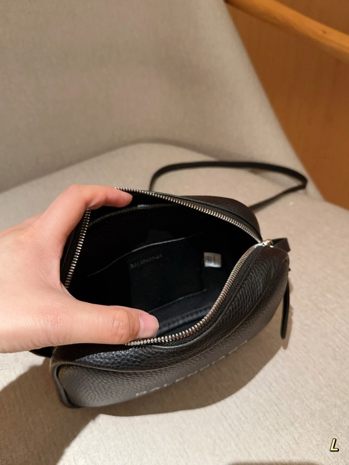 日本未入荷 バレンシアガ 偽物通販 Balenciaga クラシックカメラバッグ