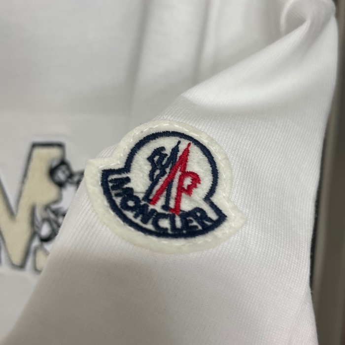 日本未入荷 モンクレール 激安通販 24SS新作ダックMレターフロッキード刺繍半袖Tシャツ