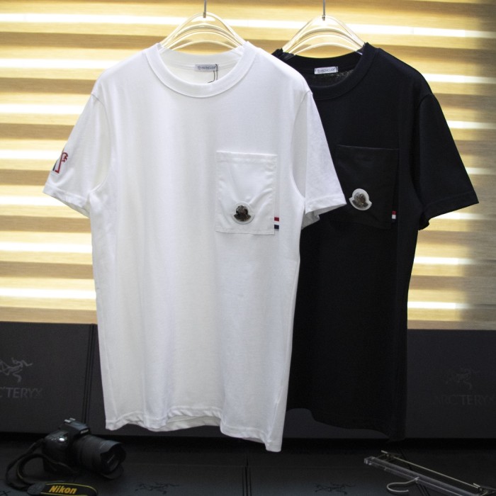 入手困難 モンクレール 激安通販 24SS春夏新作バッジポケットTシャツMファミリークラシックメタルバッジ2色