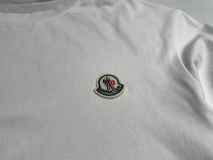 日本未入荷 モンクレール コピーおすすめ カウンタークラシックタオル刺繍小さなラベル半袖Tシャツ3色