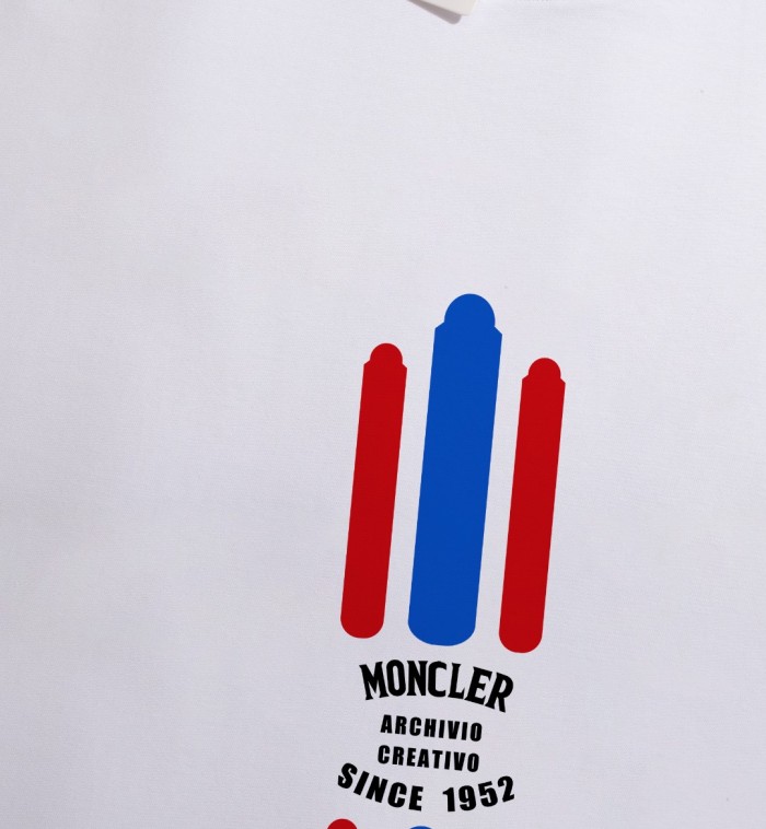 超奇跡の入荷☆ モンクレール コピーおすすめ 2024新しいラウンドネック半袖Tシャツ