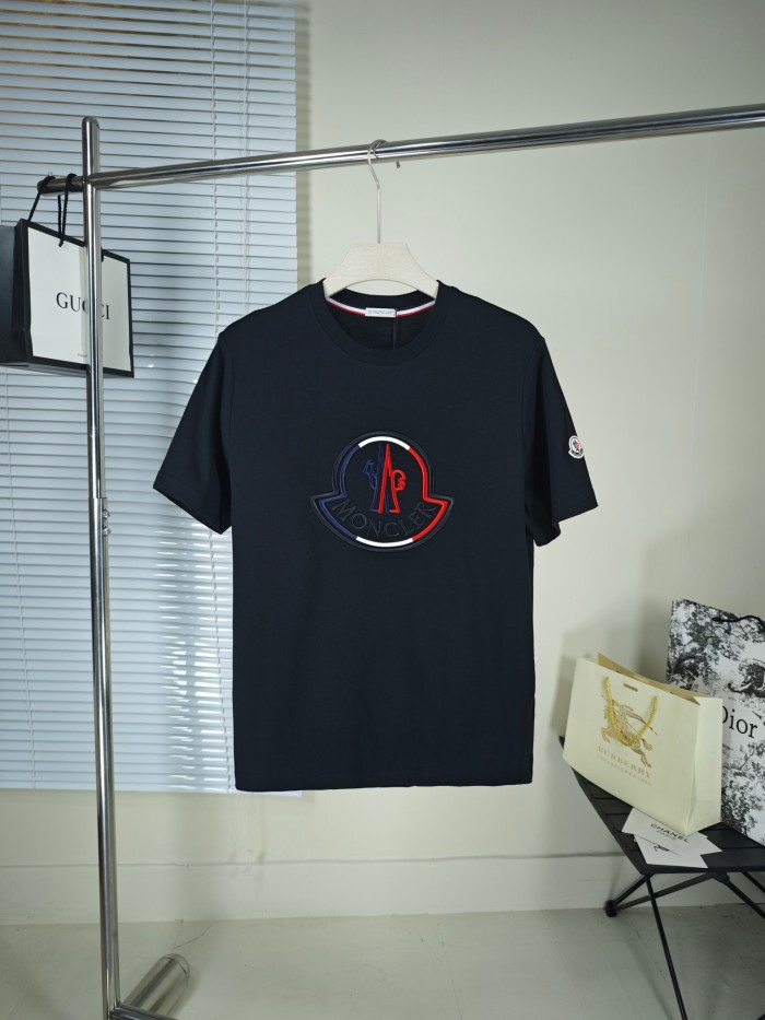使い勝手良し モンクレール コピーおすすめ 刺繍大ロゴ綿丸首半袖Tシャツ メンズ レディース Tシャツ 半袖2色