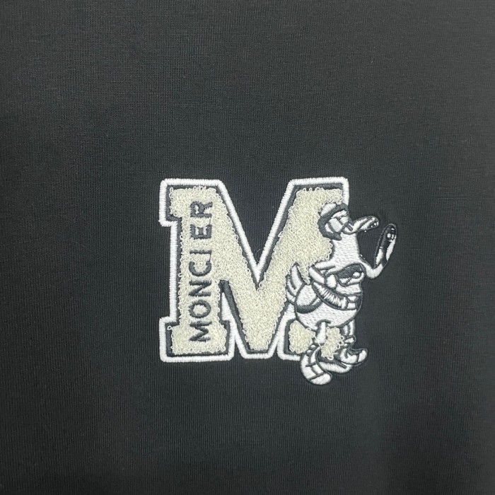 【話題商品！】モンクレール コピー 24SS新作ダックMレターフロッキード刺繍半袖Tシャツ