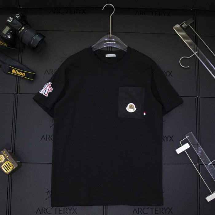 入手困難 モンクレール 激安通販 24SS春夏新作バッジポケットTシャツMファミリークラシックメタルバッジ2色