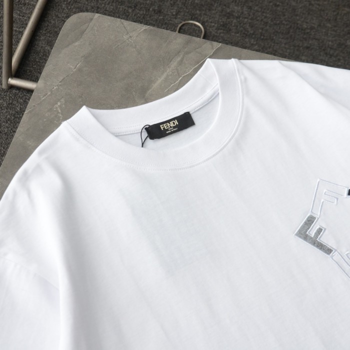 【話題商品！】 フェンディ スーパーコピー 刺繍 F 斜めアレンジ カジュアル ラウンドネック 半袖 Tシャツ