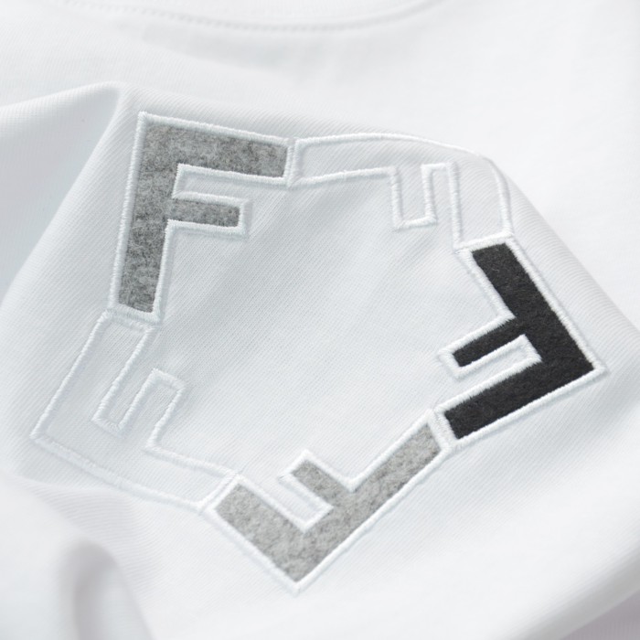 日本未入荷 フェンディ 偽物通販 刺繍 F 斜めアレンジ カジュアル ラウンドネック 半袖 Tシャツ