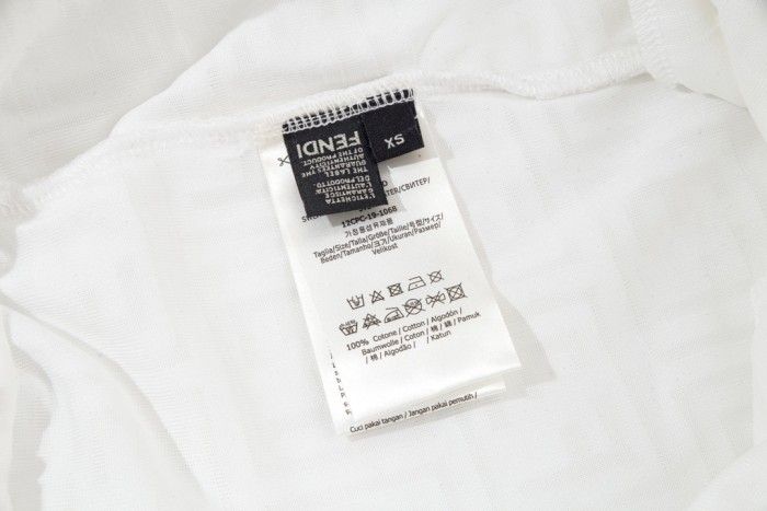 超話題! フェンディ コピー 2024ss最新モデルレザーロゴフォームラウンドネック半袖Tシャツ