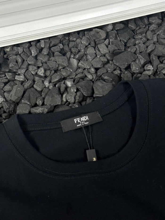 高品質 フェンディ n級品 24ss サマーインプ アイズ プリント ラウンドネック 半袖 Tシャツ