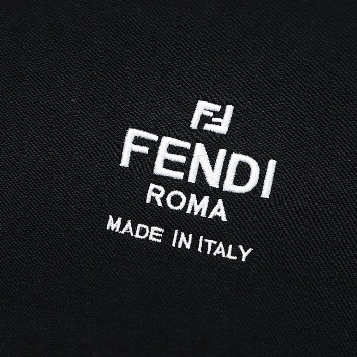 累積売上総額第１位！フェンディ 激安通販 2024 裾グラデーションLOGO プリント半袖Tシャツ