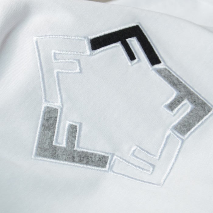 【話題商品！】 フェンディ スーパーコピー 刺繍 F 斜めアレンジ カジュアル ラウンドネック 半袖 Tシャツ