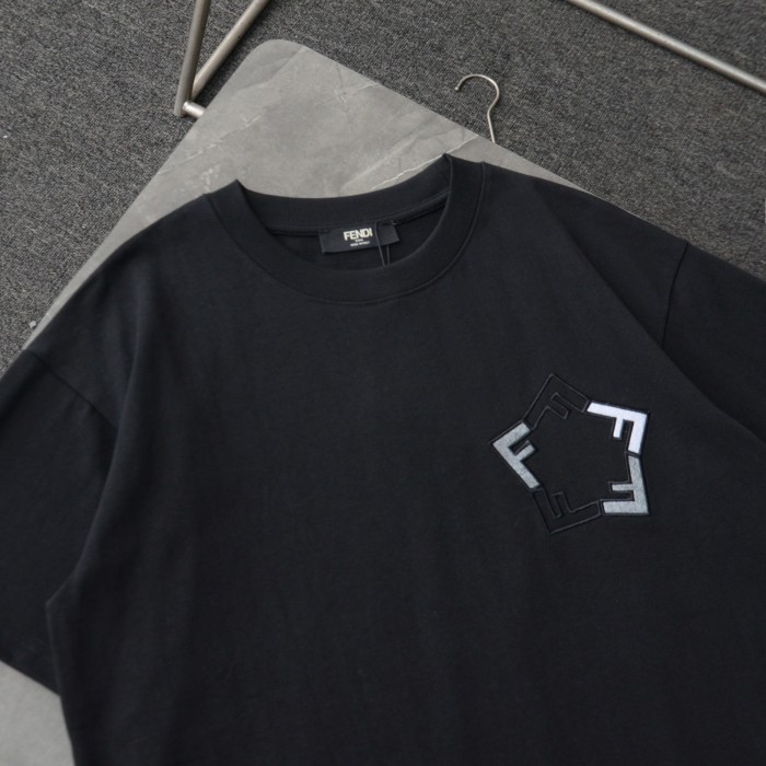 追跡付 フェンディ n級品 刺繍 F 斜めアレンジ カジュアル ラウンドネック 半袖 Tシャツ