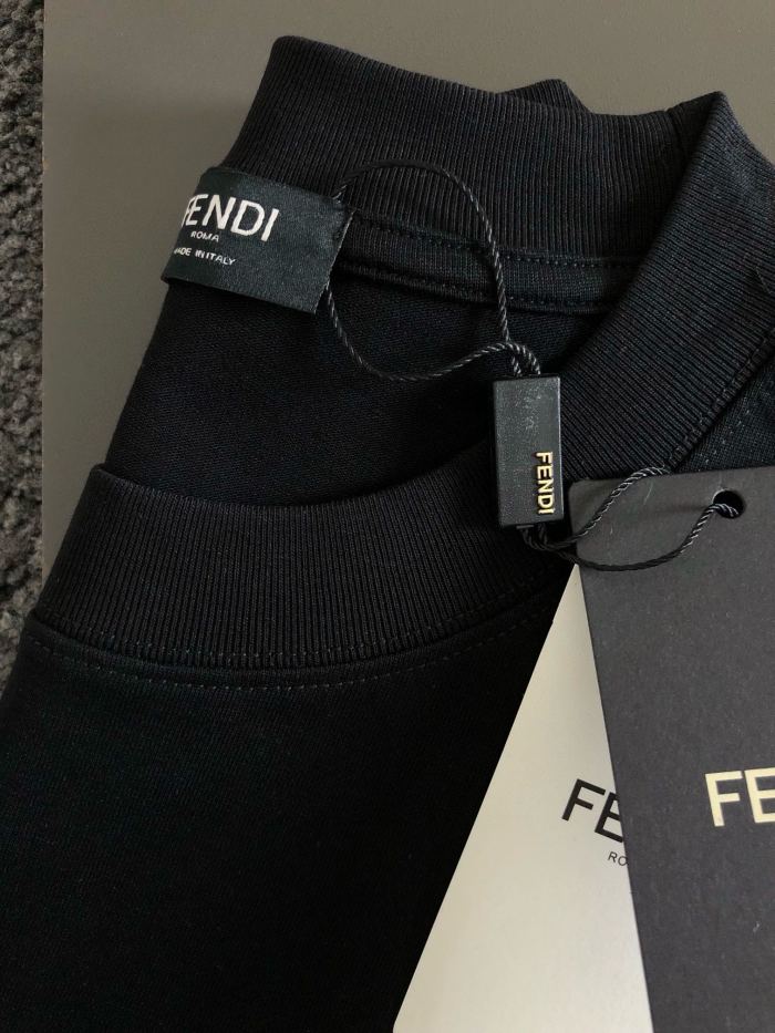 入手困難 フェンディ 激安通販 2024ss最新モデルレザーロゴフォームラウンドネック半袖Tシャツ