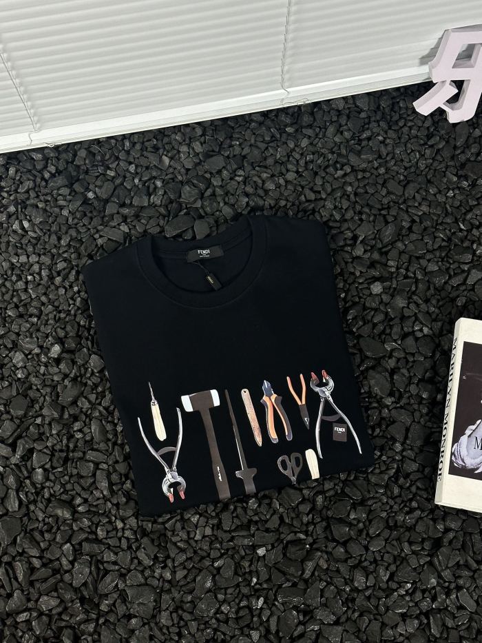 ★超人気 フェンディ 激安偽物 24ss サマーツール プリント クルーネック 半袖Tシャツ