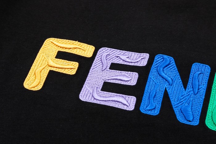 入手困難 フェンディ 激安偽物 リトルモンスター カラフルダブルFFステッチ刺繍
