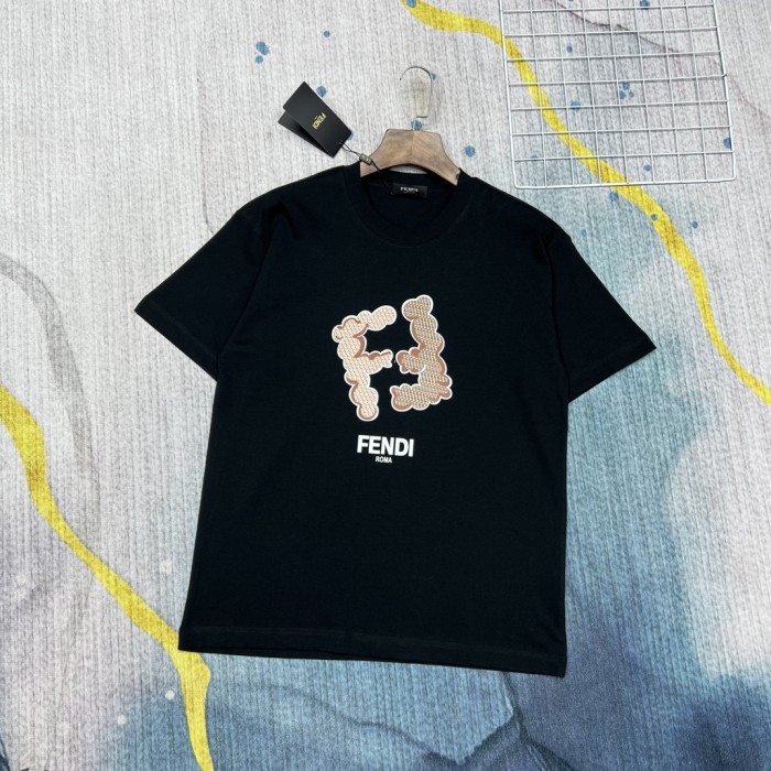 日本未入荷 フェンディ 激安通販 コピー 夏の新限定モデルFF個性モデル半袖Tシャツ