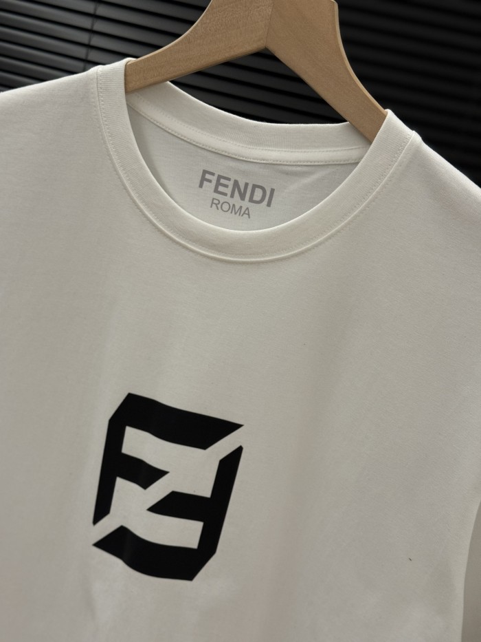 新作 フェンディ コピーおすすめ 24ss夏の胸ロゴLOGOプリントカップル半袖Tシャツ2色