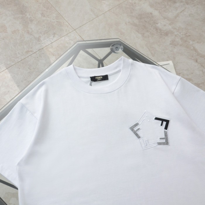 日本未入荷 フェンディ 偽物通販 刺繍 F 斜めアレンジ カジュアル ラウンドネック 半袖 Tシャツ