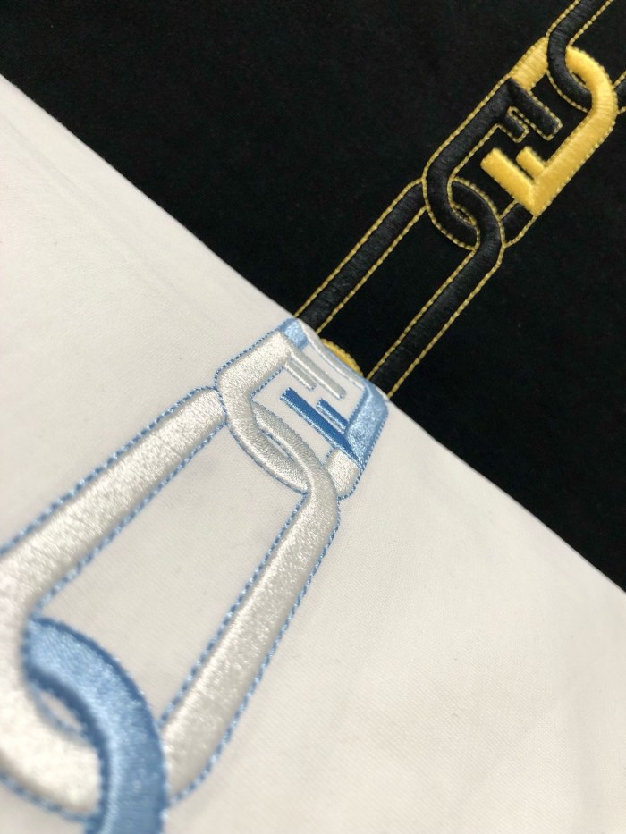 入手困難 フェンディ 激安通販 2024ss最新モデルレザーロゴフォームラウンドネック半袖Tシャツ