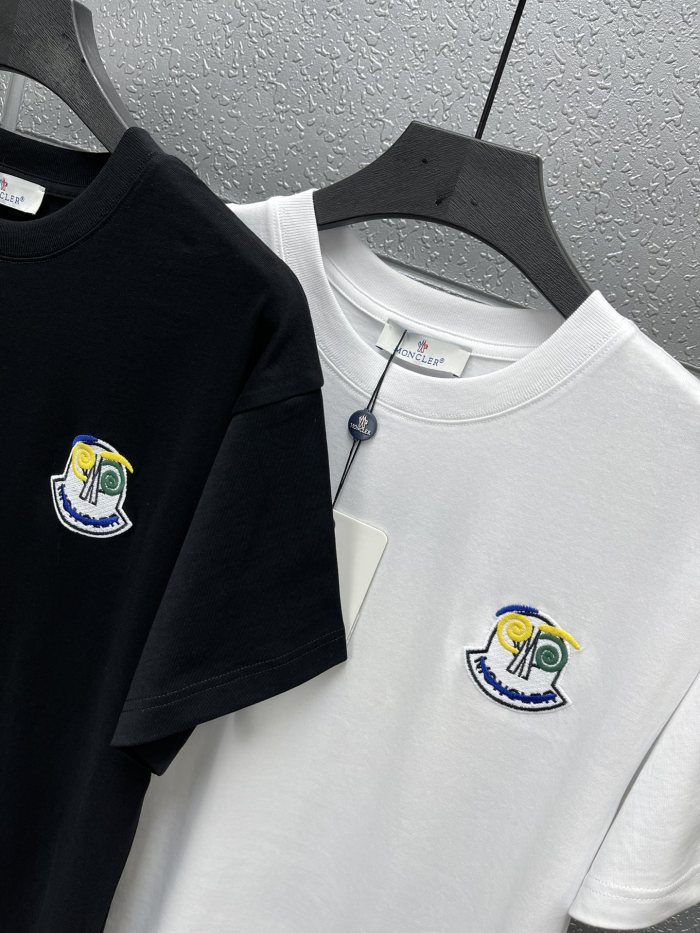 日本未入荷 モンクレール スーパーコピー 抽象バッジスマイリー刺繍ロゴカジュアル半袖Tシャツ 2色