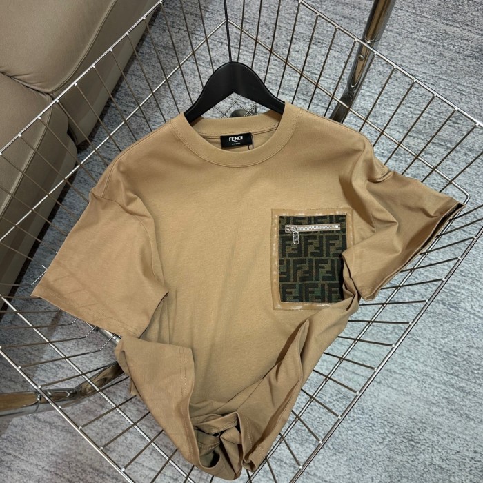 一目惚れ♪ フェンディ n級品 2024年春夏コレクション 胸ジップポケット パッチワークTシャツ 半袖3色