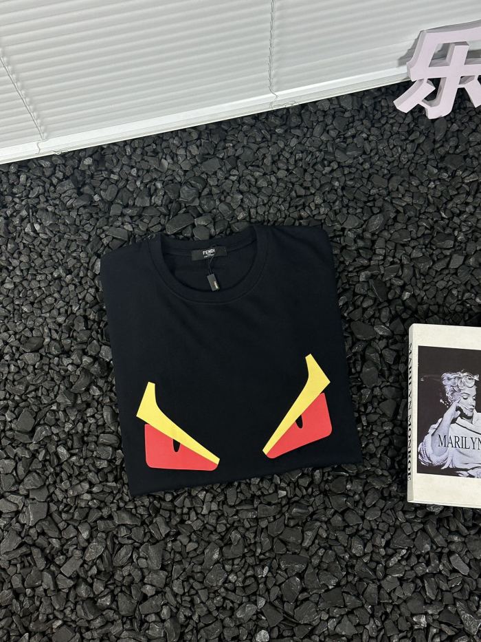 高品質 フェンディ n級品 24ss サマーインプ アイズ プリント ラウンドネック 半袖 Tシャツ