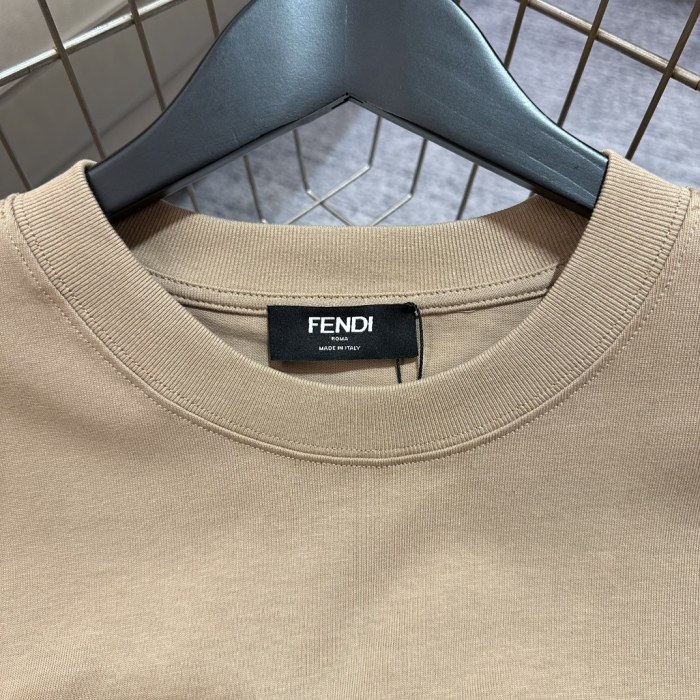 一目惚れ♪ フェンディ n級品 2024年春夏コレクション 胸ジップポケット パッチワークTシャツ 半袖3色