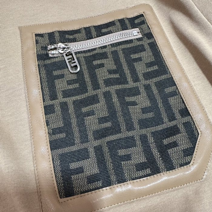一目惚れ♪ フェンディ n級品 2024年春夏コレクション 胸ジップポケット パッチワークTシャツ 半袖3色