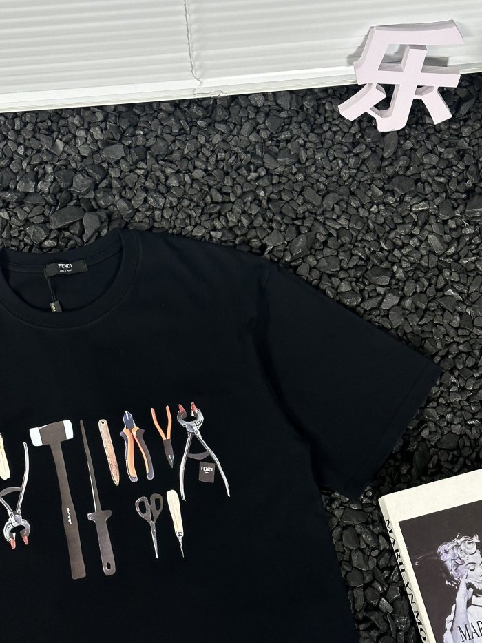 ★超人気 フェンディ 激安偽物 24ss サマーツール プリント クルーネック 半袖Tシャツ
